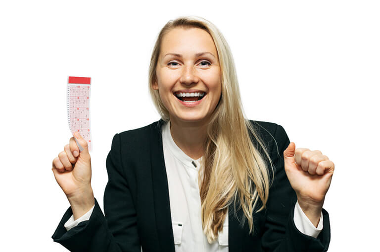 Frau freut sich mit Lottoschein in der Hand