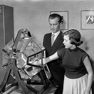 Waisenmädchen zieht im Oktober 1955 zum ersten Mal die Lottozahlen