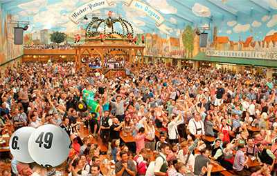 Blick in ein volles Oktoberfest-Zelt